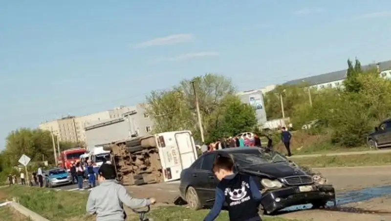 Оралда жолаушылар автобусы мен жеңіл көлік соқтығысты