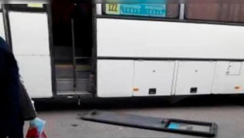 Дверь автобуса упала на женщину в Карагандинской области