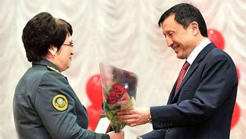 Министр обороны Казахстана поздравил женщин-военнослужащих с 8 Марта