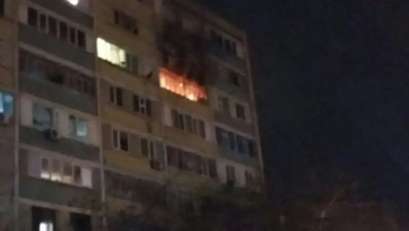 В Актау горит двухкомнатная квартира в высотном доме
