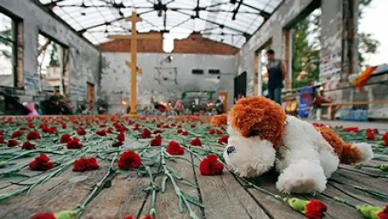 Тысячи людей почтили память 334 жертв атаки террористов на школу в Беслане