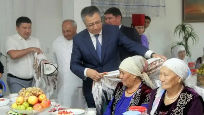 Аким ЮКО посетил Дом ветеранов