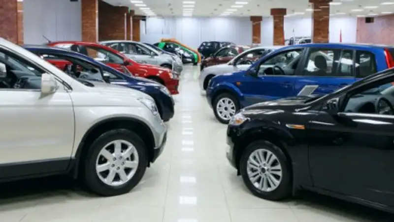 Продажи автомобилей на официальном рынке РК в июне выросли на 34%