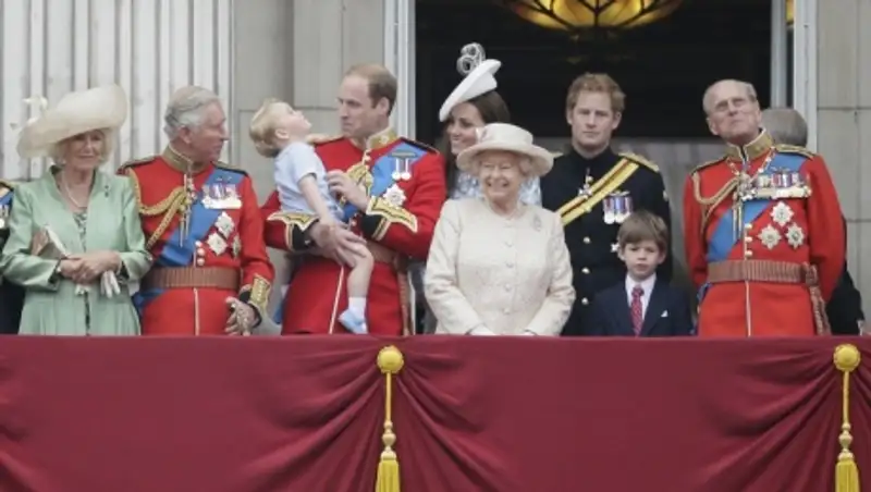 Королева Елизавета II приняла военный парад в Лондоне в свой официальный день рождения