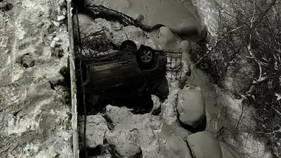 В Актобе авто слетело с моста, фото - Новости Zakon.kz от 18.01.2023 09:41