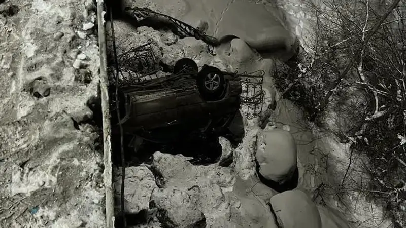 В Актобе авто слетело с моста