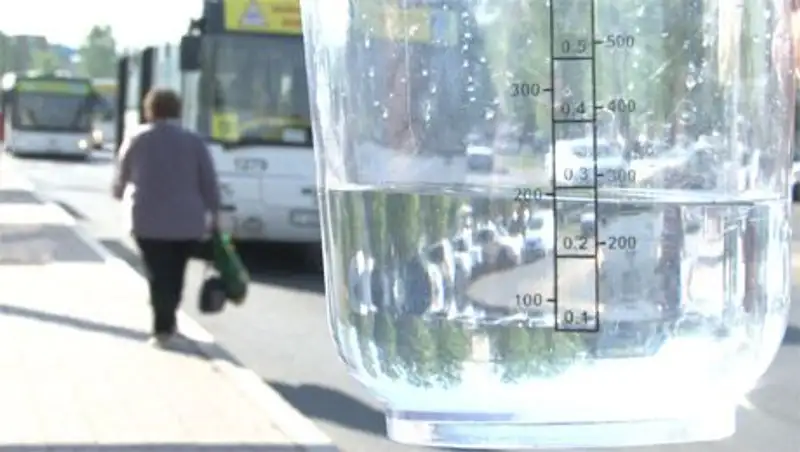 Мастерство столичных водителей автобусов проверили с помощью сосуда с водой