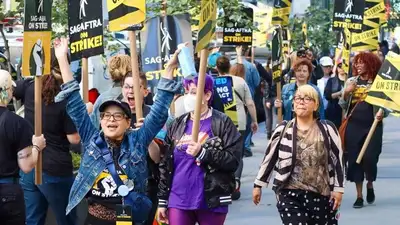 актеры вышли на забастовку, фото - Новости Zakon.kz от 19.10.2023 19:44