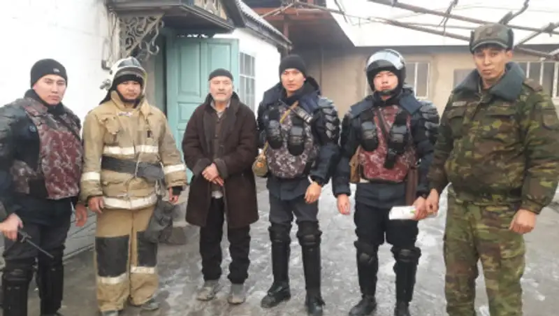 Бойцы Нацгвардии спасли жителей горящего дома в Кордайском районе