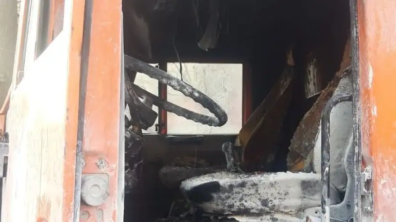 В Алматы на проезжей части вспыхнул КАМАЗ