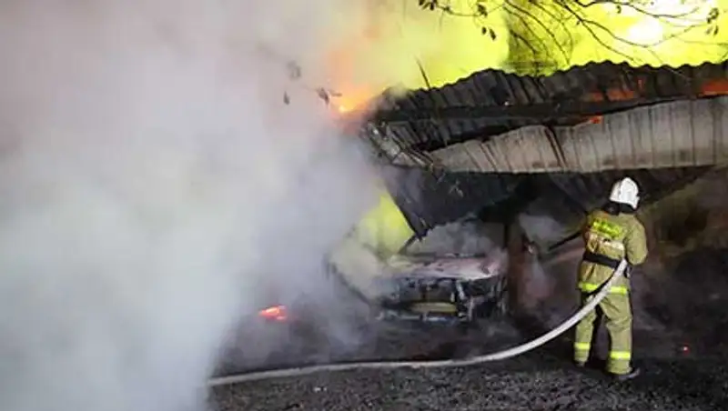 В Алматы огонь уничтожил частный запас угля на зиму и автомобиль (фото), фото - Новости Zakon.kz от 06.11.2013 16:38