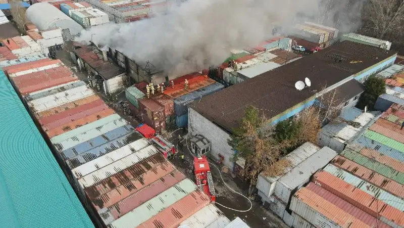Пожар на барахолке в Алматы: фоторепортаж, фото - Новости Zakon.kz от 11.11.2022 14:33