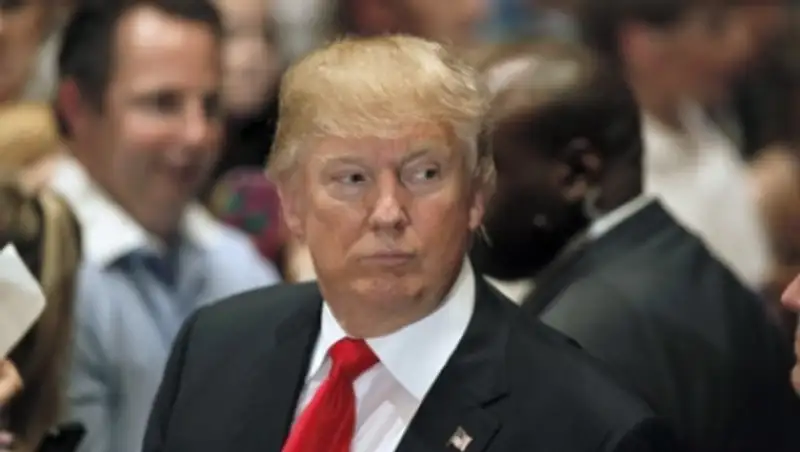 Небо над Калифорнией разукрасили оскорбительными фразами в адрес Трампа