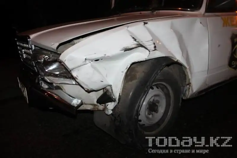 В Алматы водитель «Жигулей» насмерть сбил ремонтировавшего колесо водителя (фото) В Алматы водитель «Жигулей» насмерть сбил ремонтировавшего колесо водителя (фото), фото - Новости Zakon.kz от 29.10.2012 16:02