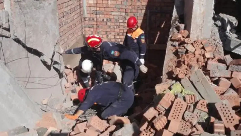 Появились фото с места обрушения новостройки в Астане