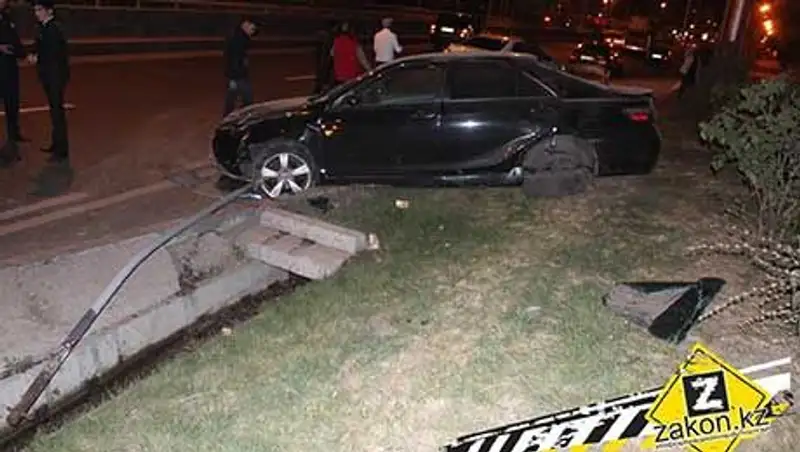 Водитель Тойоты в Алматы не справился с управлением и перевернул машину