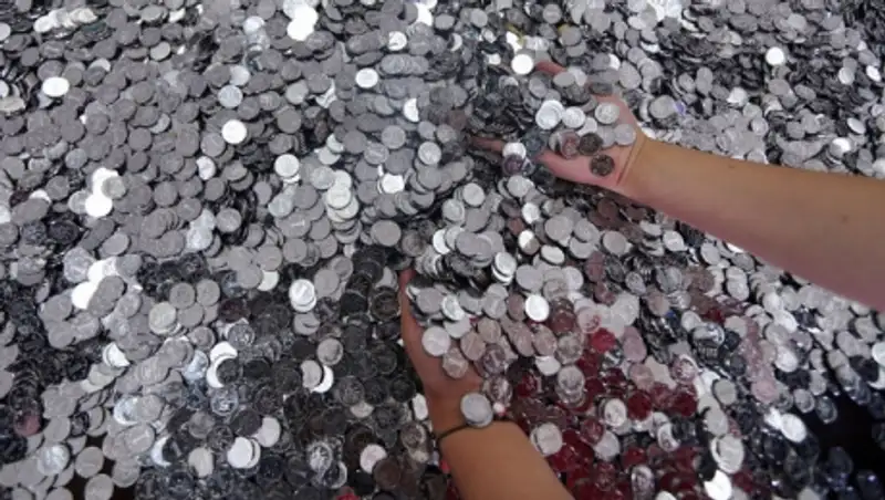 Жених заплатил за обручальное кольцо 150 килограммами мелочи