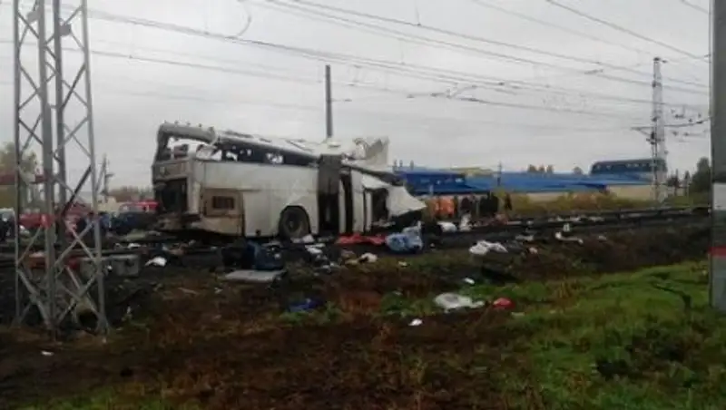 Появились первые фото с места столкновения казахстанского автобуса и поезда в России