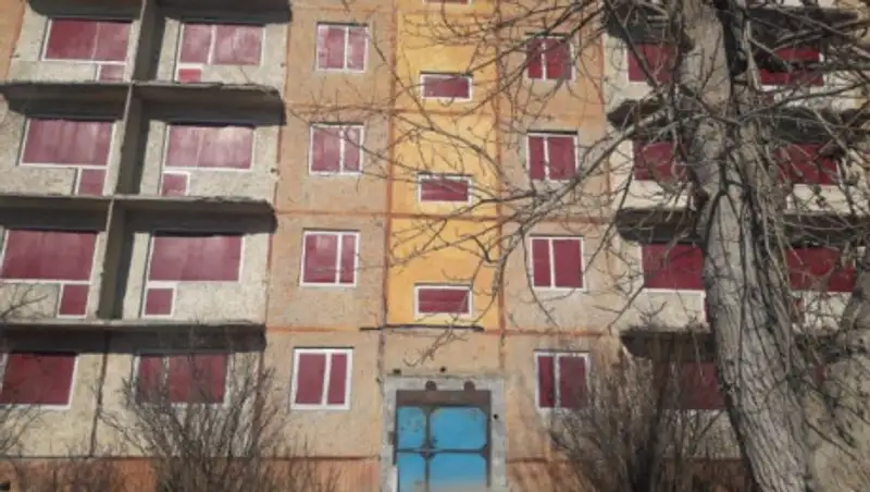 В Житикаре брошенные 20 лет назад дома замаскировали