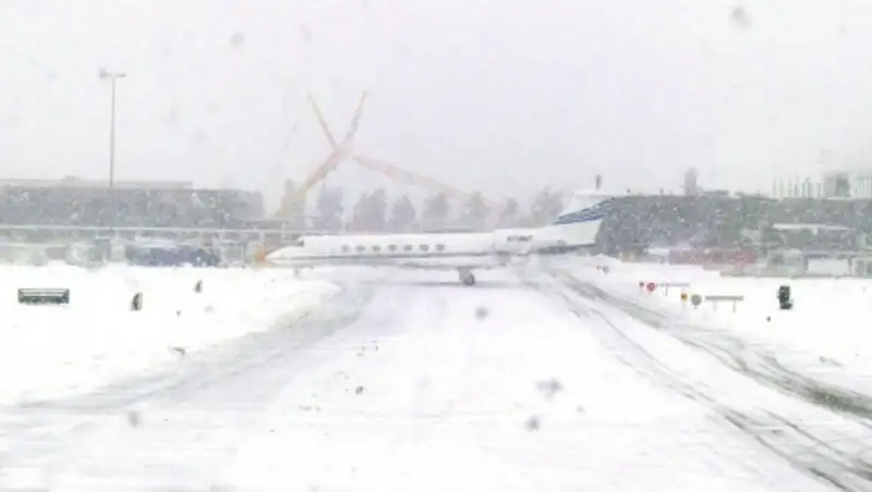 Аэропорт Вашингтона возобновляет работу после снегопада
