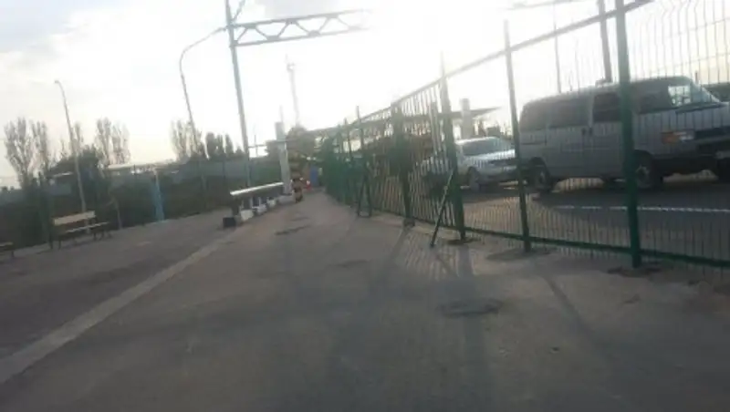На границе Казахстана и Кыргызстана убрали железные клетки  