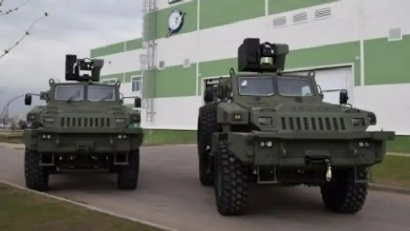 Назарбаев ознакомился с военной техникой в СКО