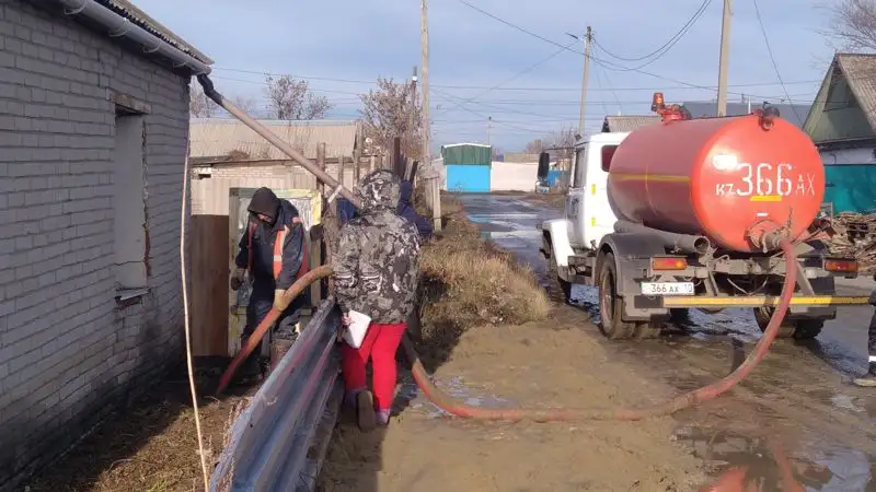 Странный потоп в ноябре в Костанае, грунтовые воды, порыв на магистрали, Казахстан, фото - Новости Zakon.kz от 04.11.2023 09:45