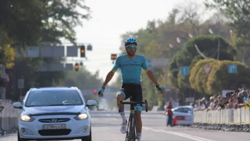 Велогонщик "Астаны" Виллелла выиграл первый этап "Тура Алматы-2018"