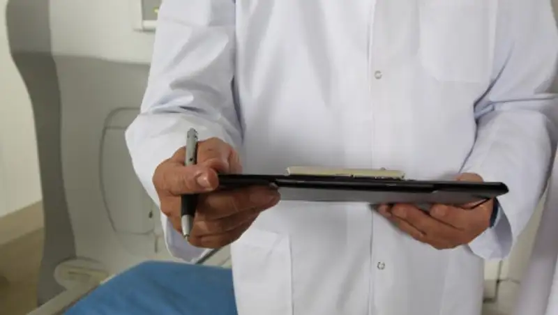 Хирурга обвинили в изнасиловании сотен детей