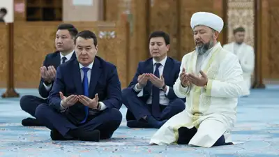 Алихан Смаилов посетил мечеть, фото - Новости Zakon.kz от 05.01.2023 15:05