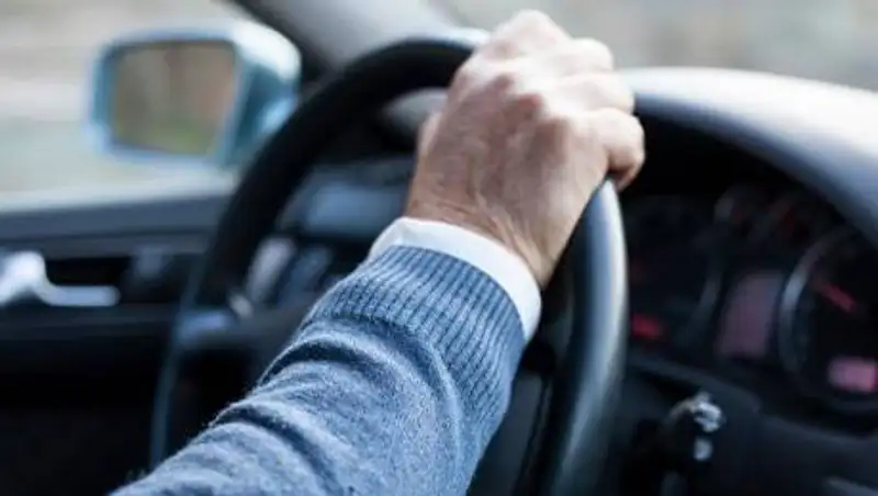 Что делать, если полицейский потребует водительские права?