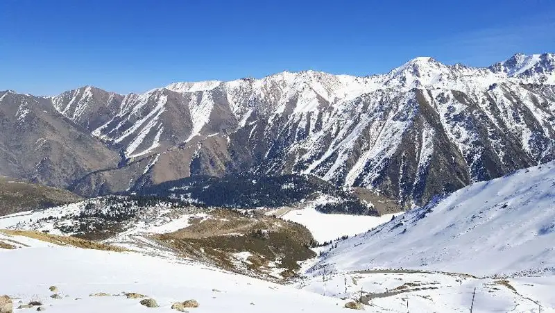 Алматинцев призвали воздержаться от походов в горы из-за возможного схода лавин