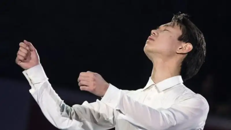 Казахстанские спортсмены выходят с траурными повязками на старты