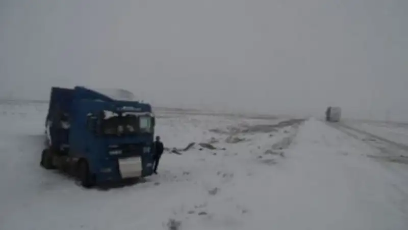 Турецкая фура вылетела в кювет и четвертые сутки стоит на трассе в Атырау