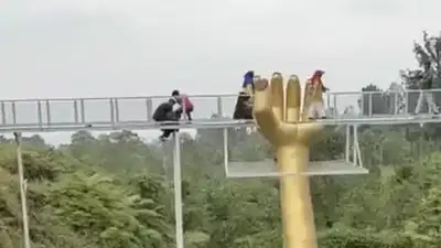 туристка погибла при обрушении моста, фото - Новости Zakon.kz от 25.10.2023 22:43