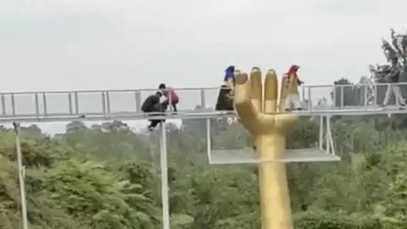 Туристка погибла при обрушении популярного стеклянного моста в Индонезии