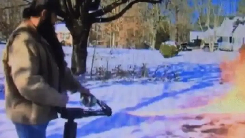 Американец вышел на уборку снега с огнеметом