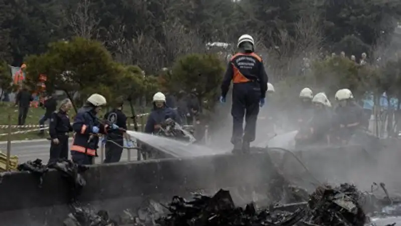 На месте крушения вертолета в Стамбуле нашли тела двух пилотов
