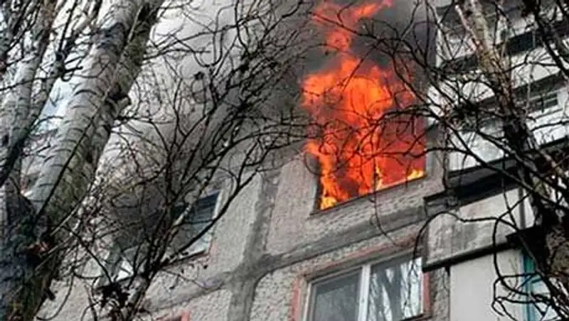 Пожар в многоэтажке произошел сегодня в Алматы, пострадал 1 человек