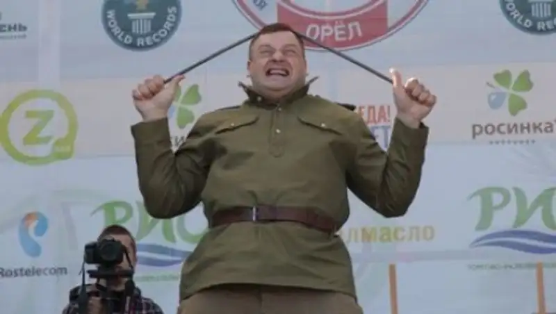 Главный физрук Орловской области согнул о голову 12 металлических прутьев