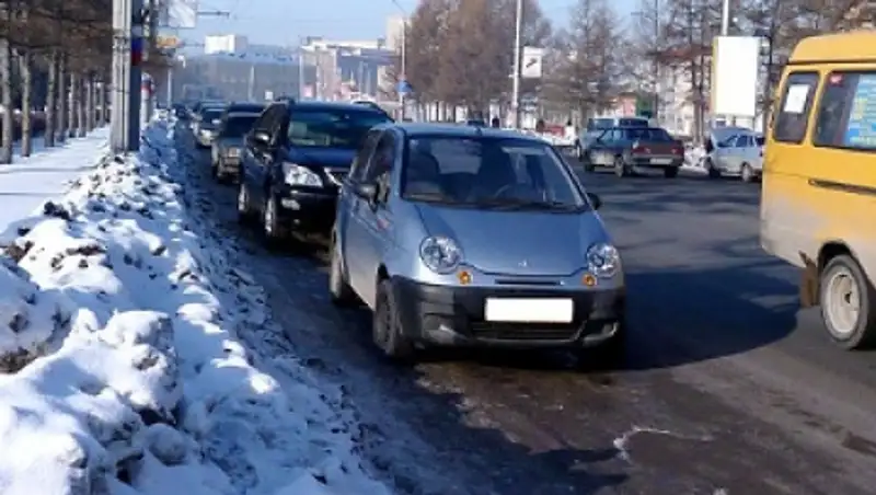 Запрет на парковку авто вдоль дорог и улиц исключен из ПДД - МВД РК