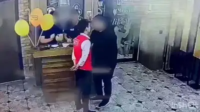 Житель Актобе жестоко избил сотрудника ресторана, фото - Новости Zakon.kz от 26.10.2023 11:30