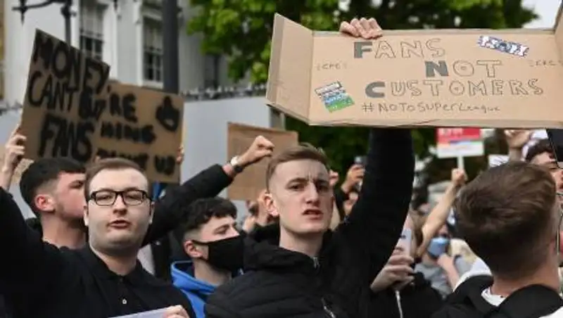 Болельщики "Манчестер Юнайтед" сожгли флаг США в ходе протестов против Суперлиги