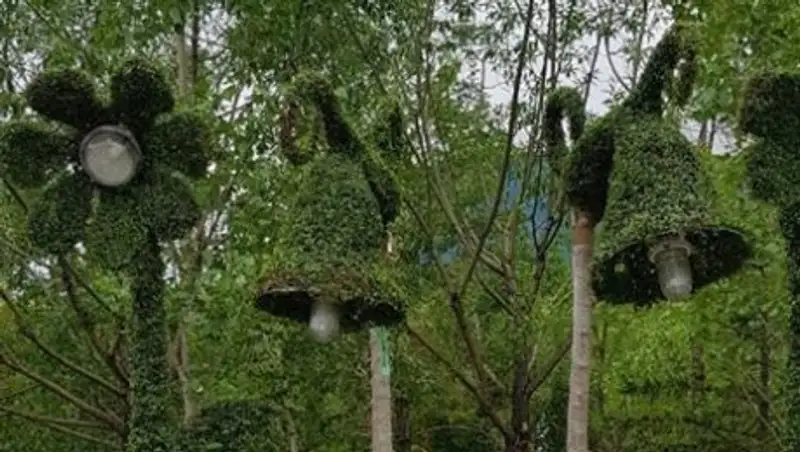 Светящиеся деревья появились на столичном Арбате