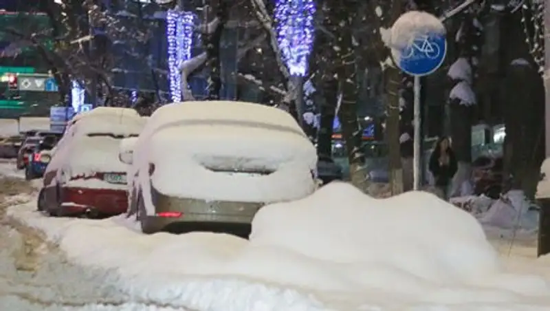 Парковаться на велополосах зимой всё-таки не разрешат