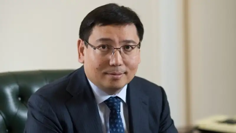 Досаев объяснил почему нефть дешевеет, а бензин нет