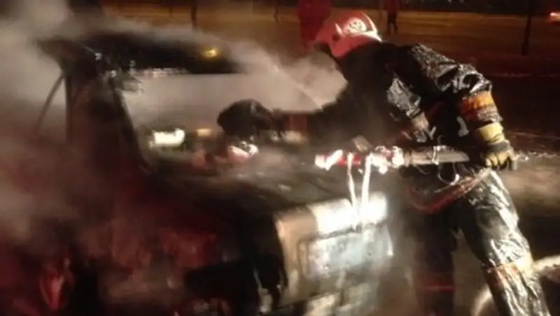 Mercedes сгорел дотла на парковке торгового центра в Астане