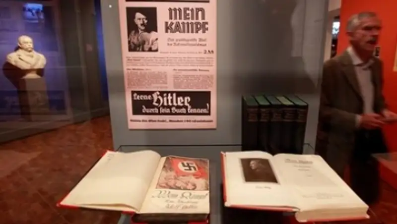 Названа дата переиздания «Майн Кампф»