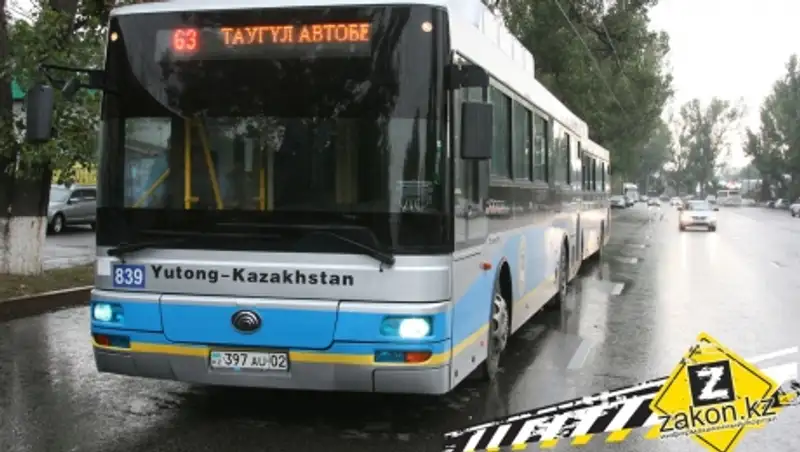 Два пассажирских автобуса столкнулись в Алматы