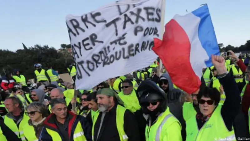 В Париже началось шествие "желтых жилетов"